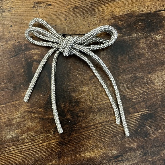 Untamed Petals "Park Avenue" Silver Bow Hair Clip - Picture 4 of 7